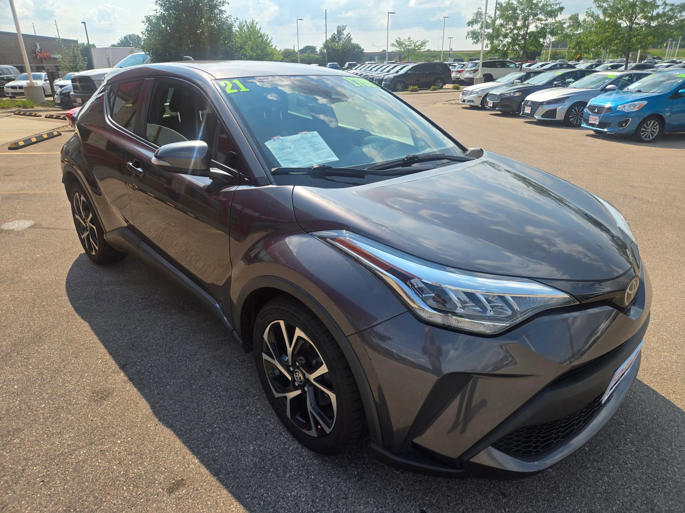 Used 2021 Toyota C-HR XLE FWD image 3