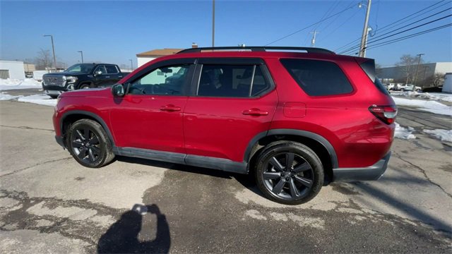Used 2025 Honda Pilot Sport image 7