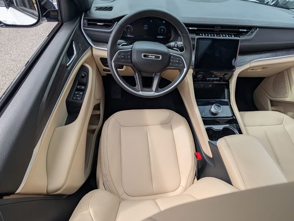 Certified 2023 Jeep Grand Cherokee Limited w/ Trailer Tow Prep Group (B) image 13