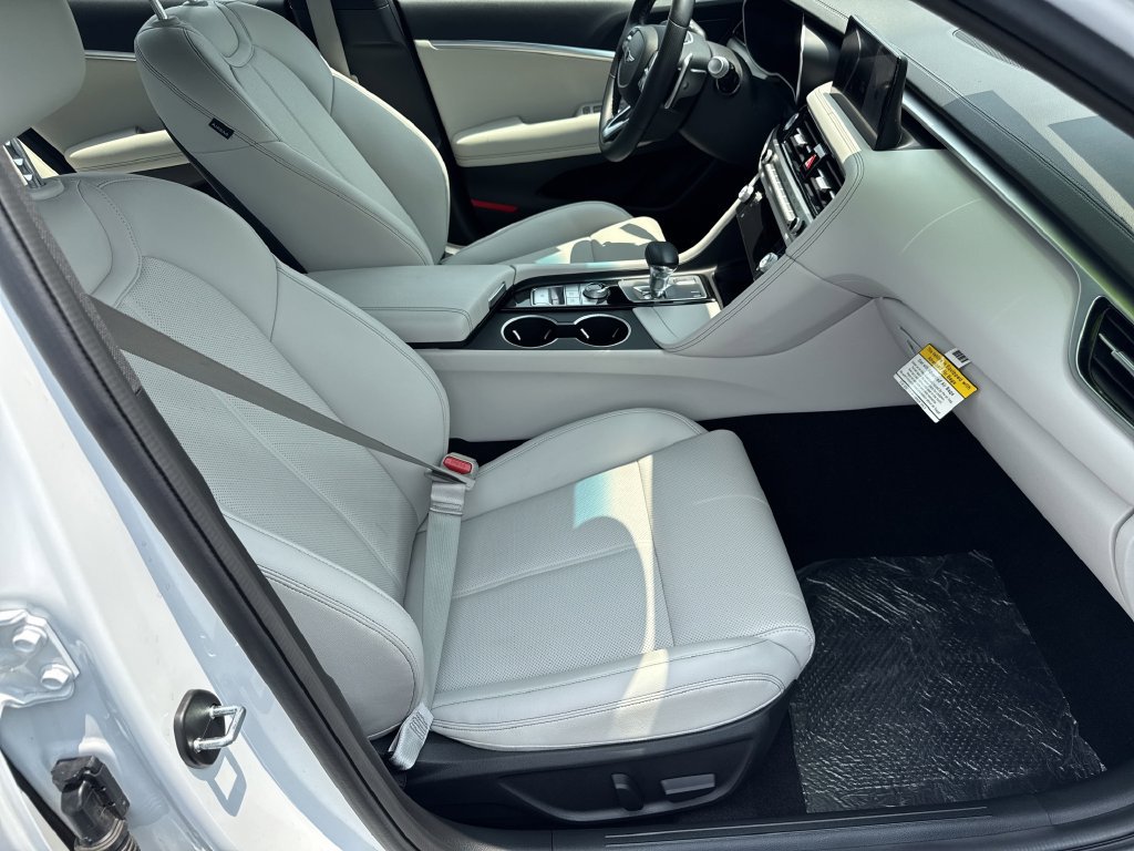 Used 2025 Genesis G70 2.5T RWD image 13