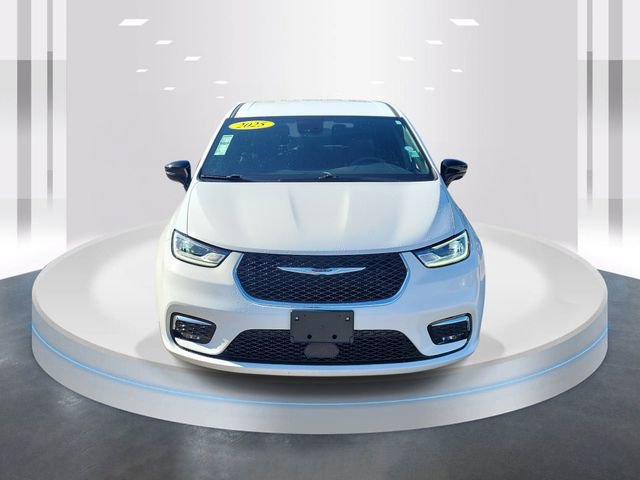 Used 2025 Chrysler Pacifica Select image 2
