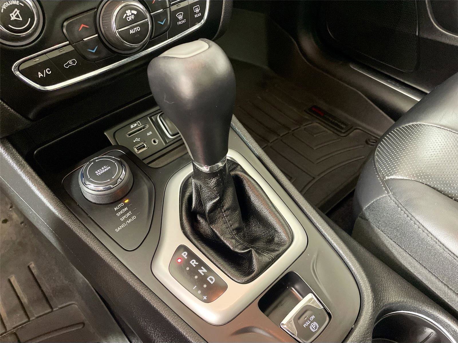 Used 2017 Jeep Cherokee Overland w/ Technology Group image 15