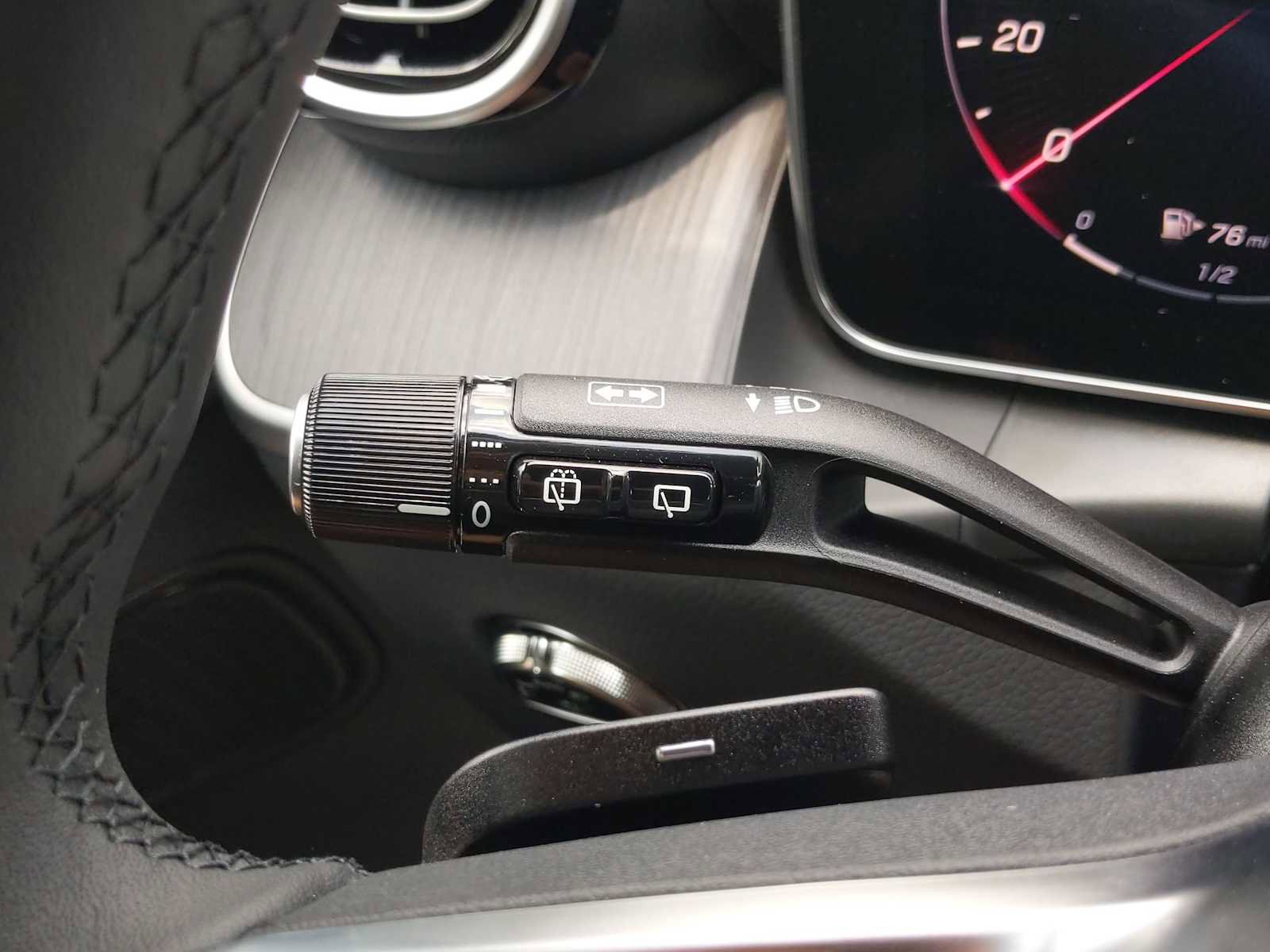 Used 2025 Mercedes-Benz GLC 300 4MATIC image 27