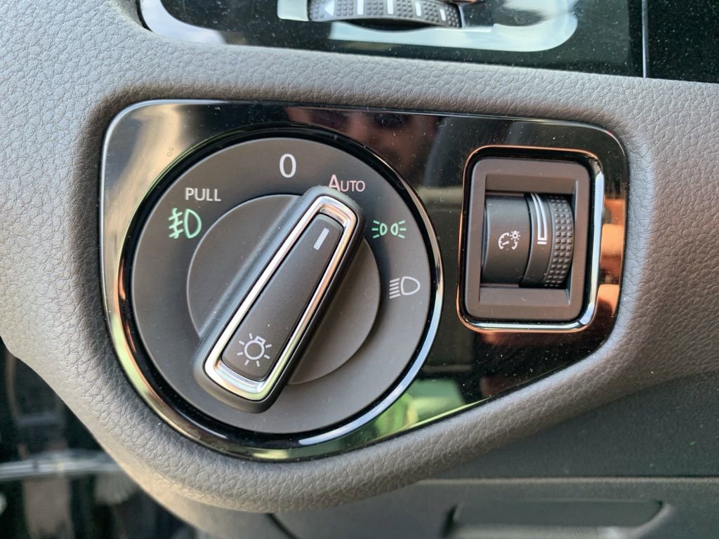 Used 2018 Volkswagen GTI SE FWD image 24