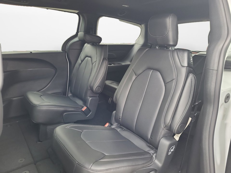 New 2026 Chrysler Pacifica Select w/ S Appearance Package image 13