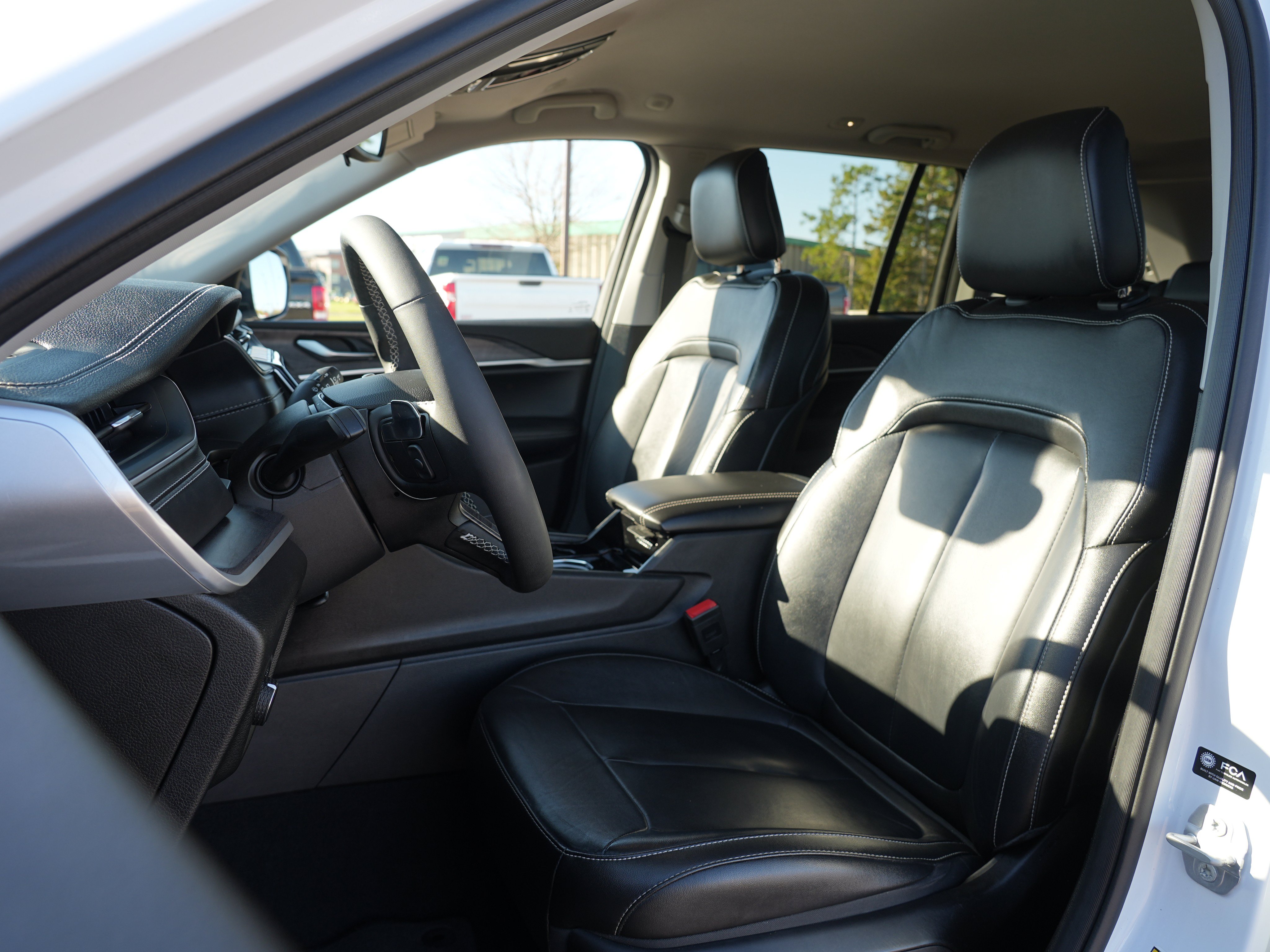 Used 2023 Jeep Grand Cherokee Limited AWD/4WD image 12