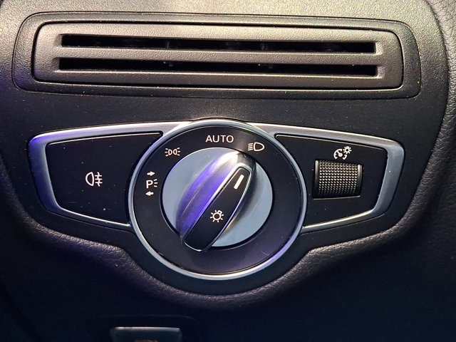 Used 2021 Mercedes-Benz GLC 300 4MATIC image 25