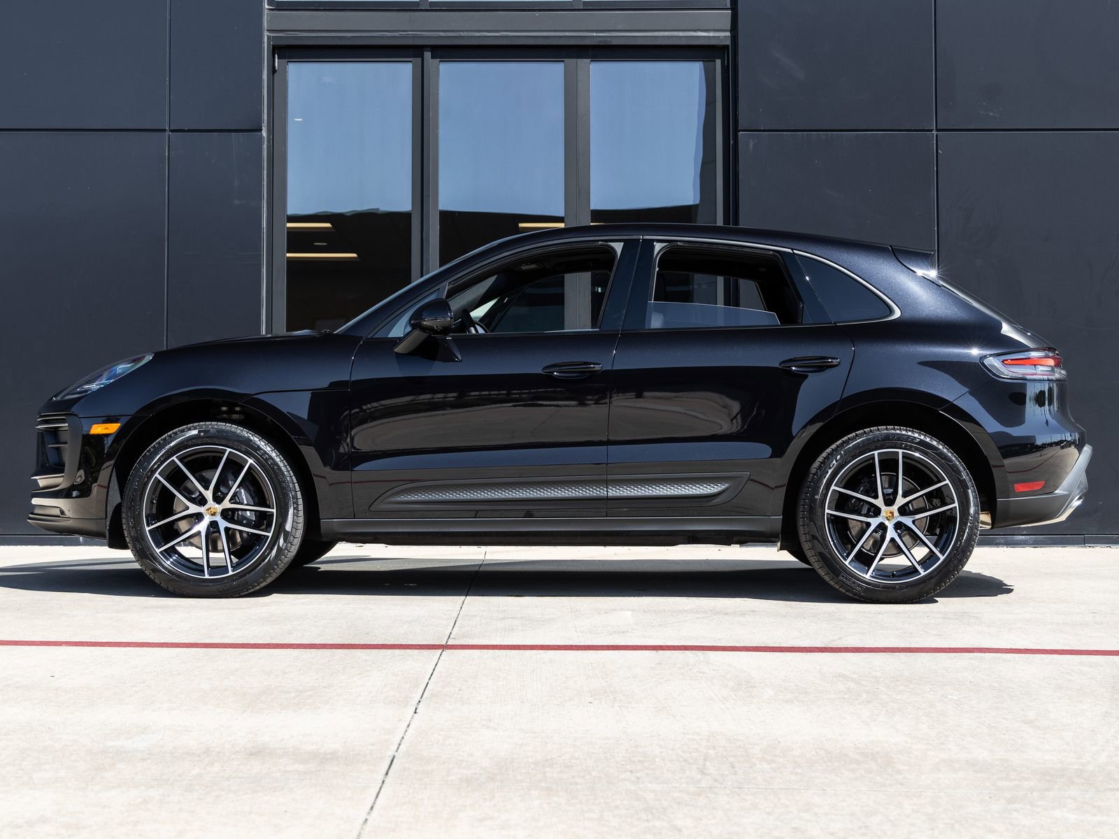 Certified 2026 Porsche Macan AWD/4WD image 2