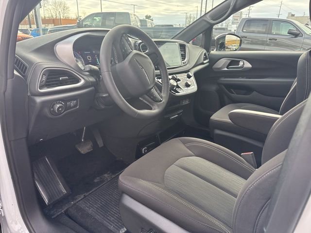 Used 2024 Chrysler Pacifica Touring image 23