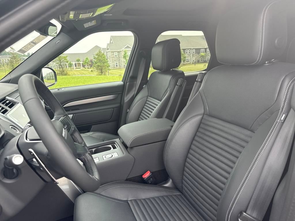 New 2025 Land Rover Discovery Dynamic SE image 11
