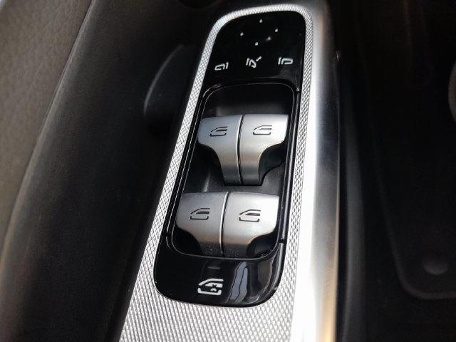 Used 2025 Mercedes-Benz GLC 350e 4MATIC image 9