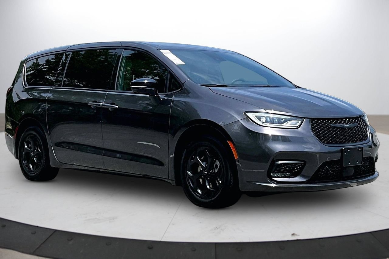 Used 2023 Chrysler Pacifica Limited w/ S Appearance Package FWD image 2