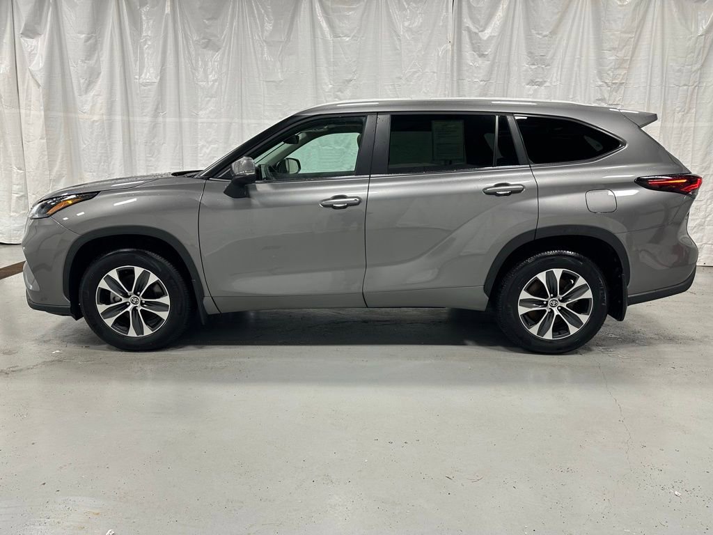 Used 2025 Toyota Highlander XLE image 4