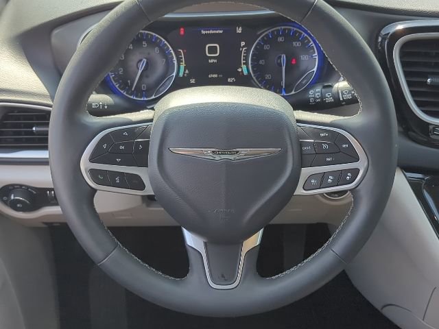Used 2024 Chrysler Pacifica Touring-L FWD image 7