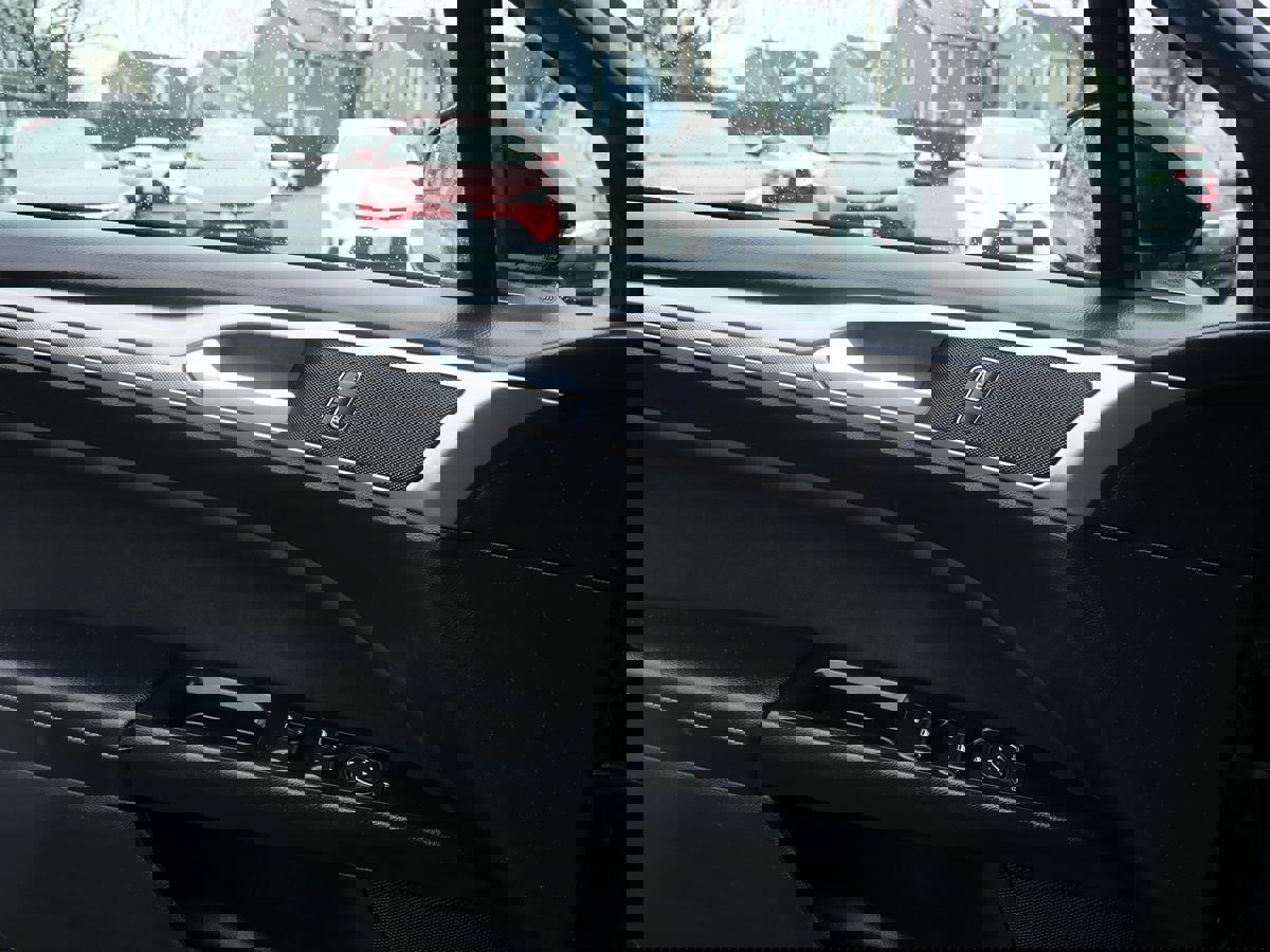 Used 2017 Ford Fusion SE w/ Fusion SE Technology Package image 14