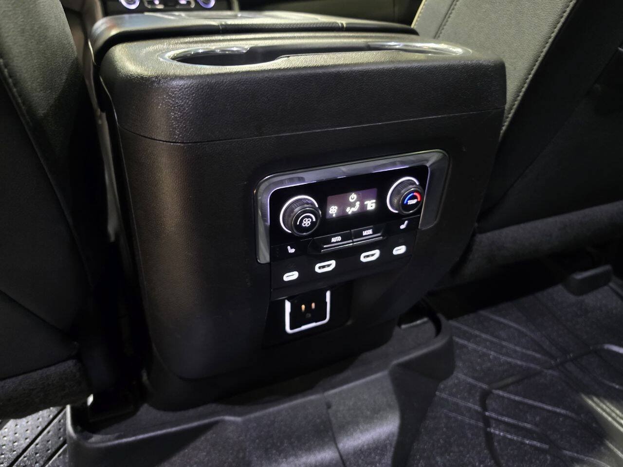 Used 2023 Chevrolet Suburban Premier AWD/4WD image 35