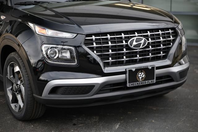 Used 2024 Hyundai Venue SEL image 2