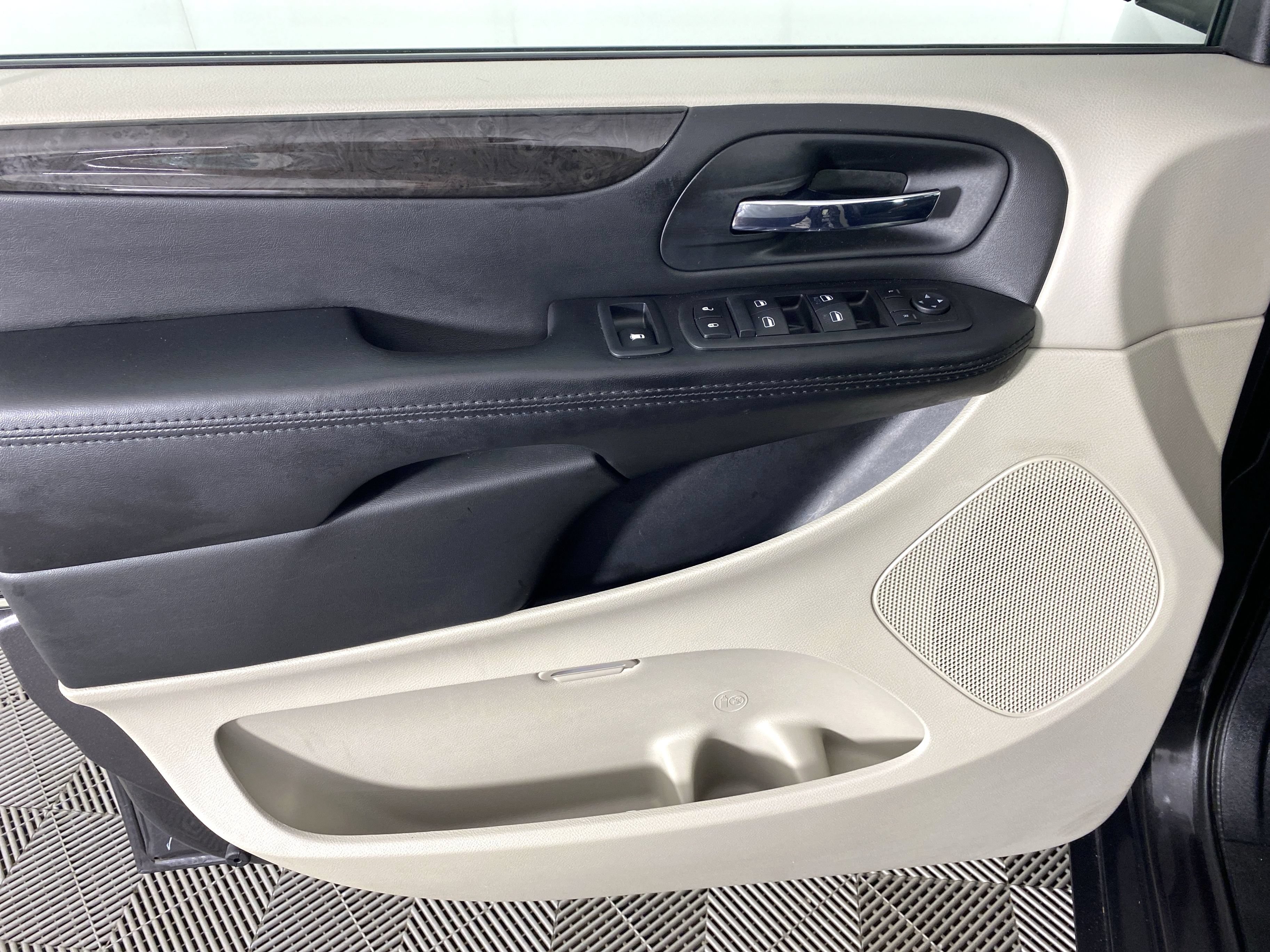 Used 2019 Dodge Grand Caravan SE w/ UConnect Hands-Free Group FWD image 12