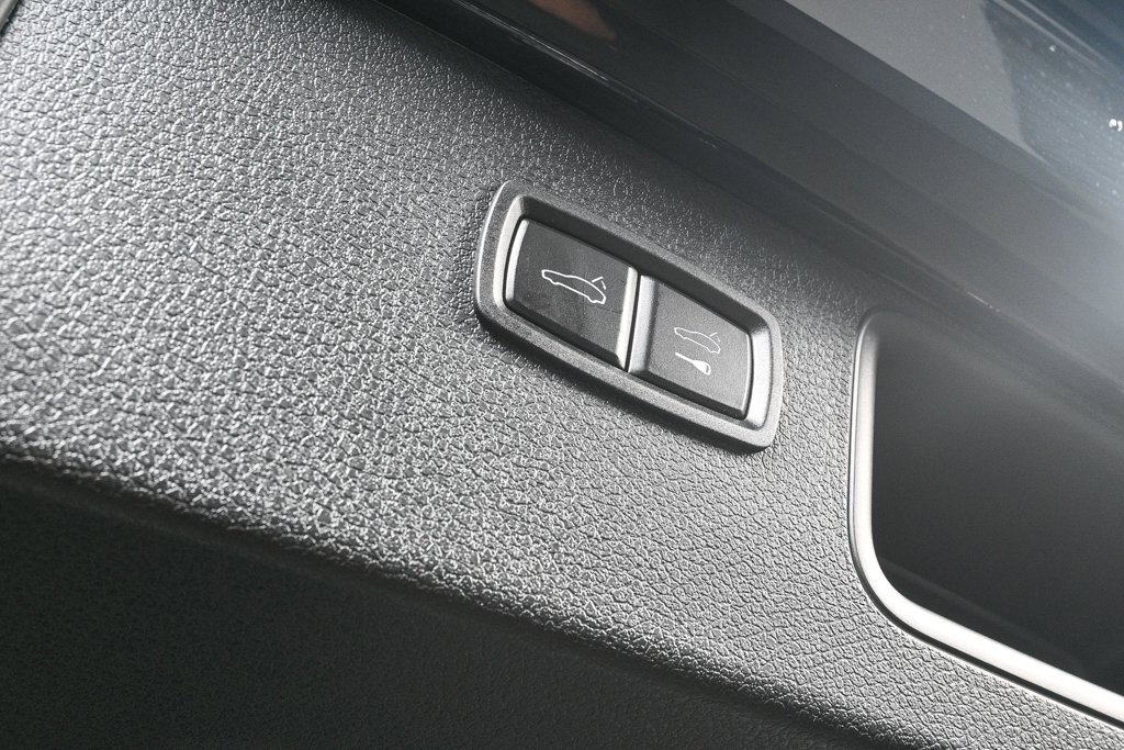 Certified 2025 Porsche Macan image 31