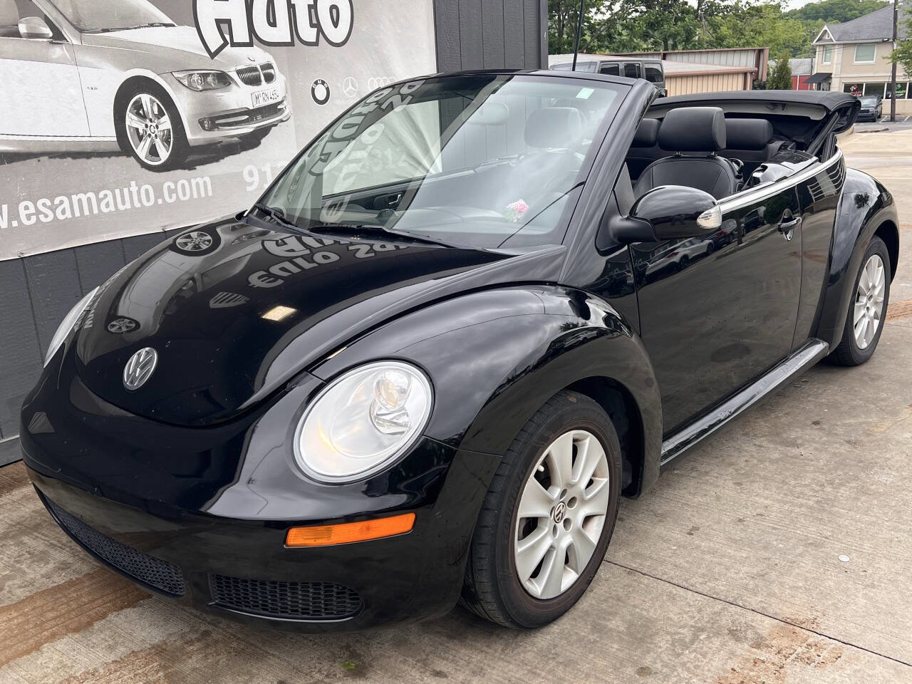 Used 2010 Volkswagen Beetle Convertible FWD image 2