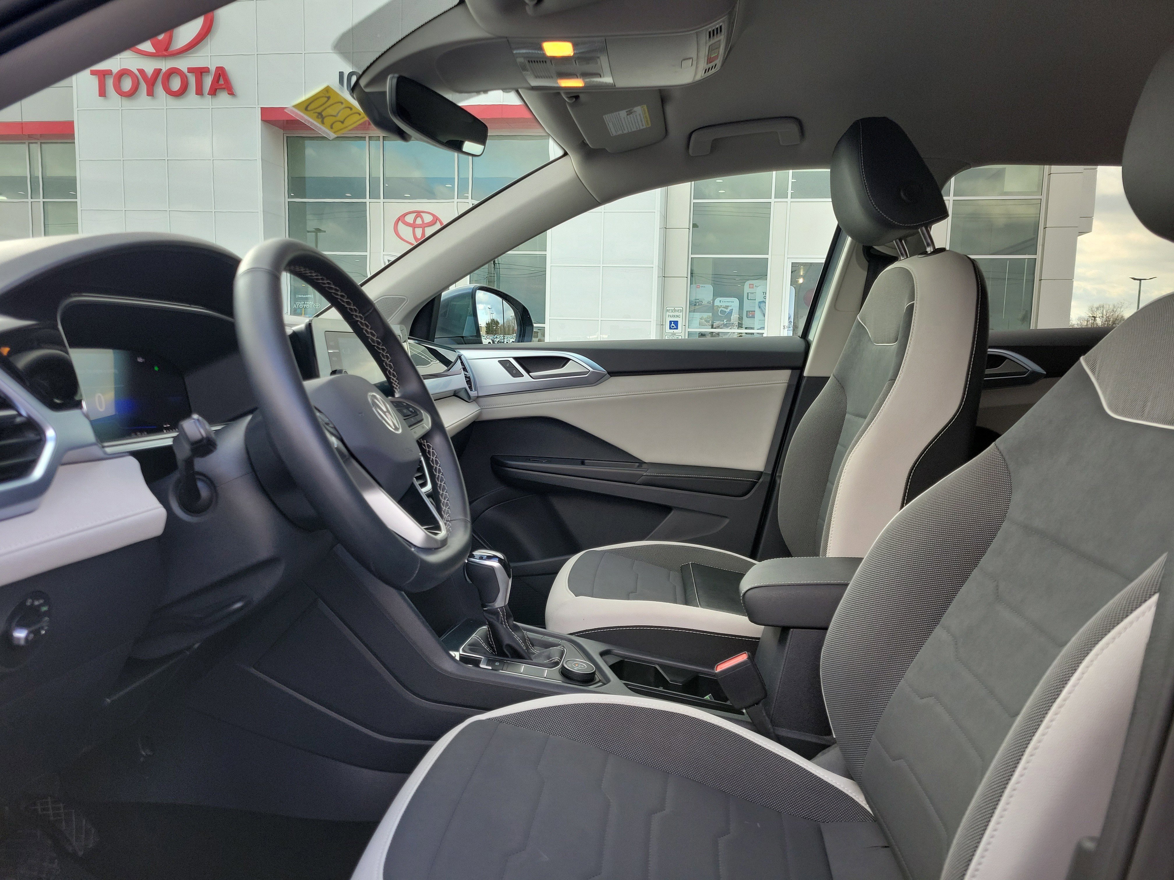 Used 2025 Volkswagen Taos SE image 15