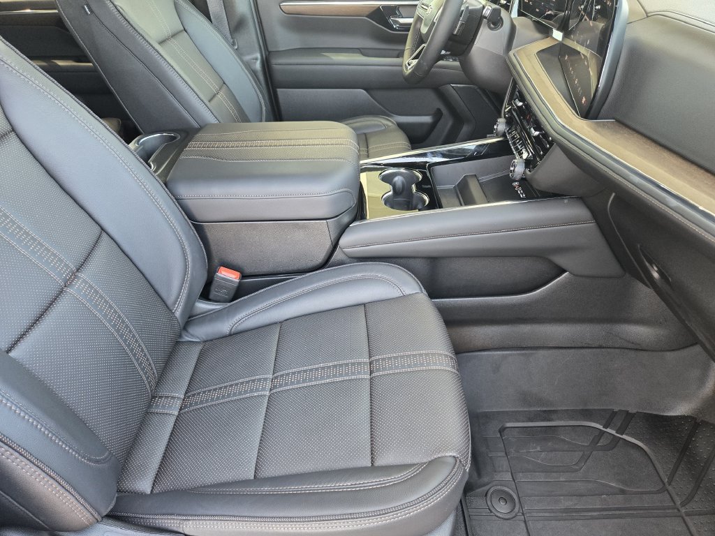 Certified 2025 Chevrolet Suburban High Country AWD/4WD image 14