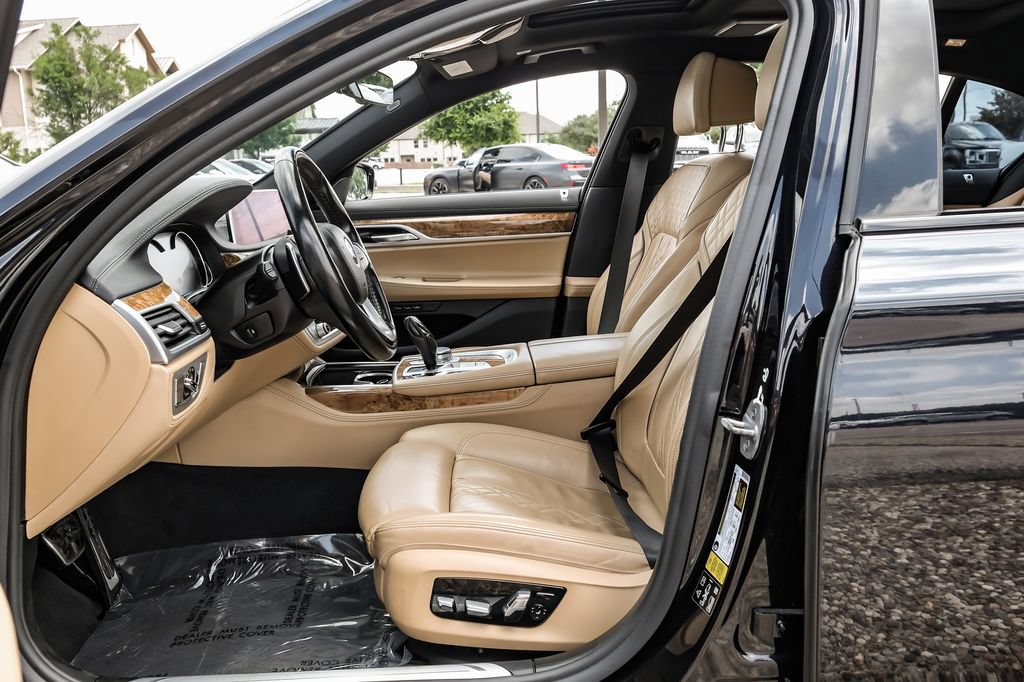 Used 2019 BMW 750i xDrive w/ M Sport Package AWD/4WD image 37