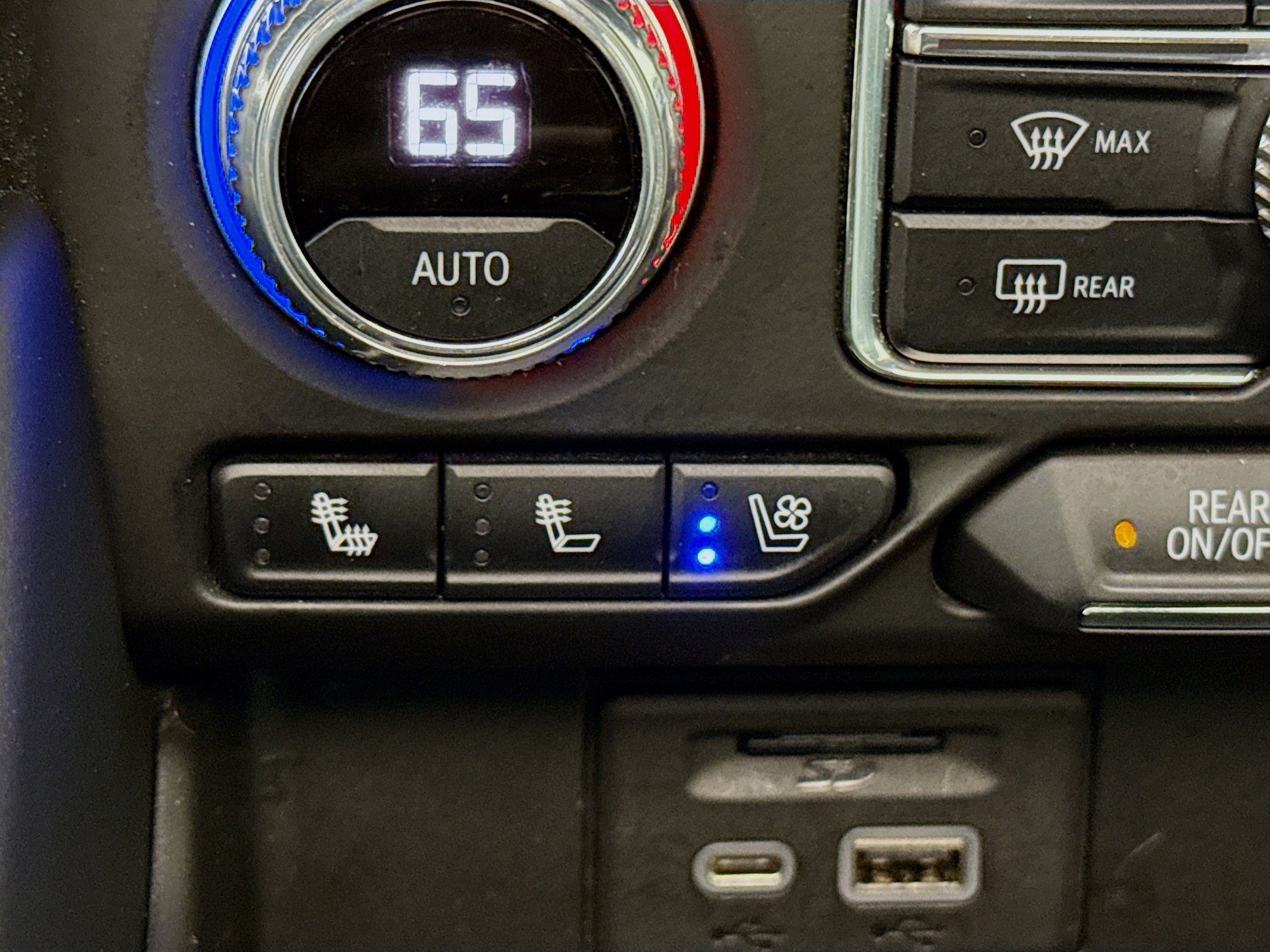 Used 2021 GMC Yukon SLT w/ SLT Premium Package image 23