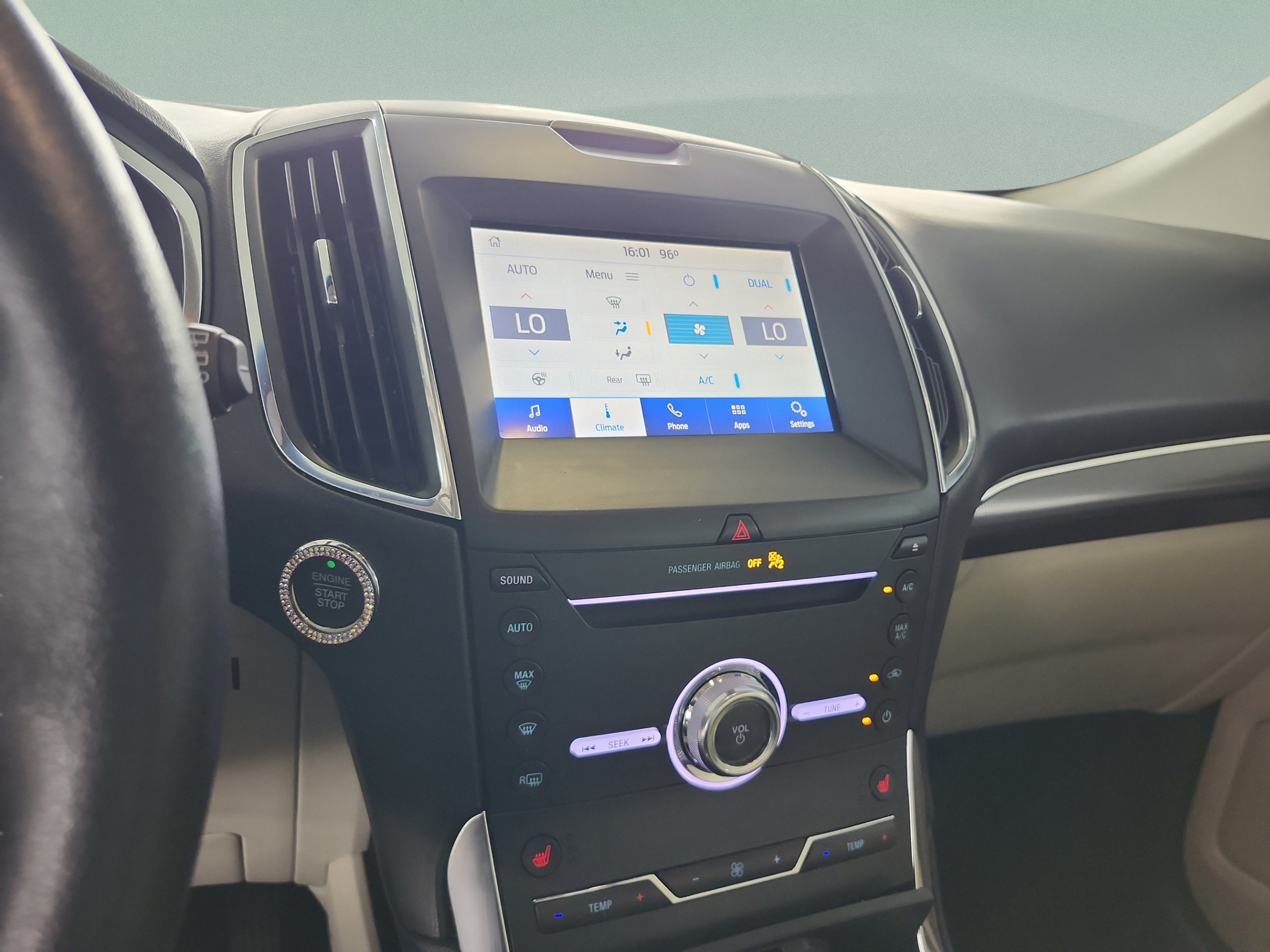 Used 2019 Ford Edge Titanium w/ Cold Weather Package AWD/4WD image 12