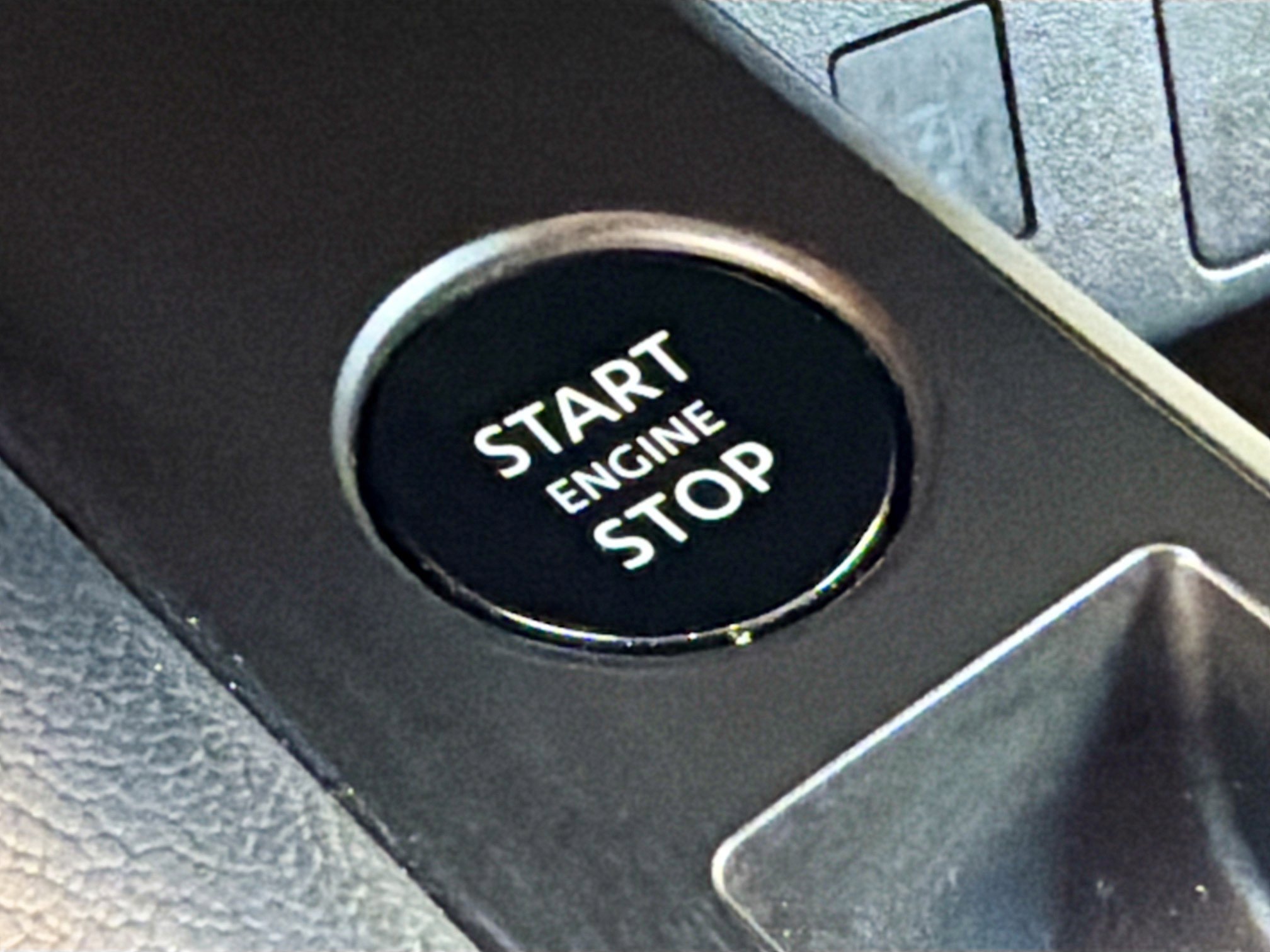 Used 2025 Nissan Kicks SR image 33