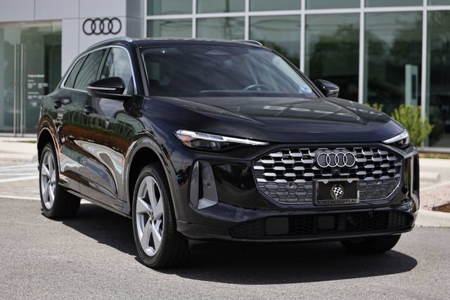 Used 2025 Audi Q5 Premium Plus w/ Premium Plus AWD/4WD image 2