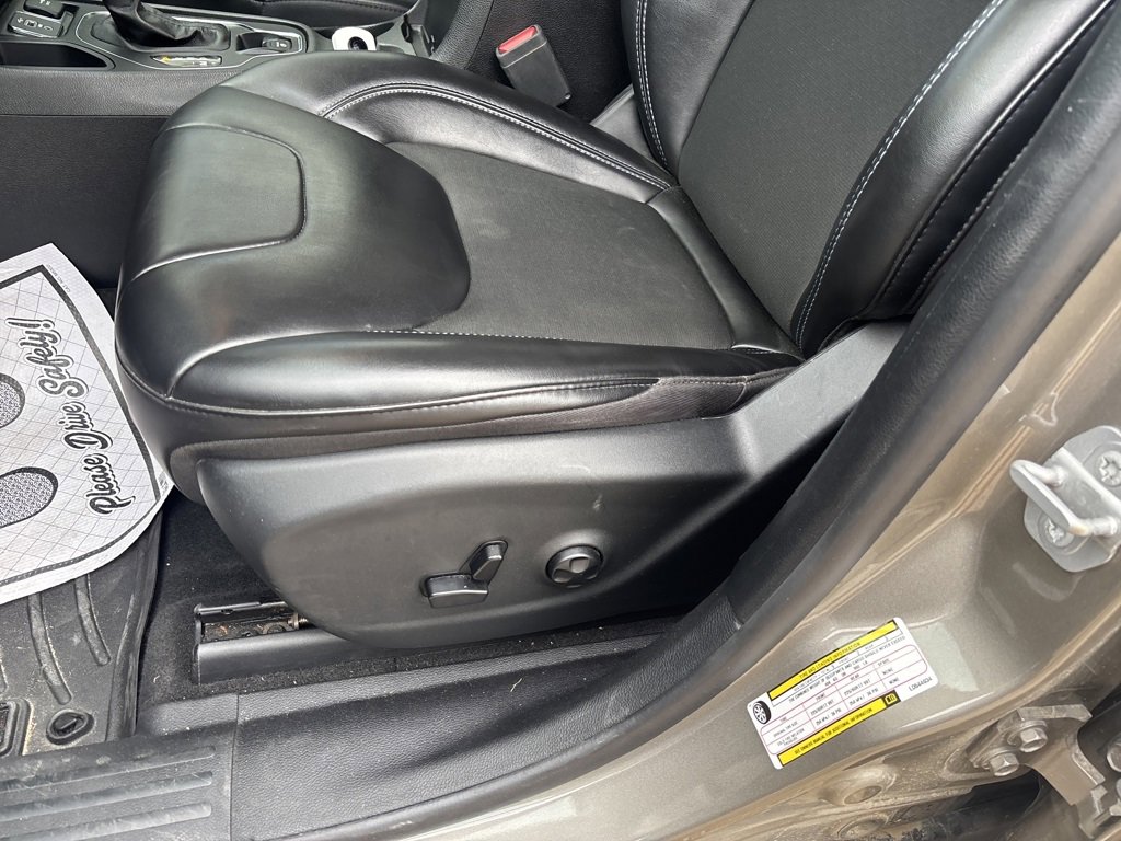 Used 2020 Jeep Cherokee Latitude Plus w/ Cold Weather Group image 24