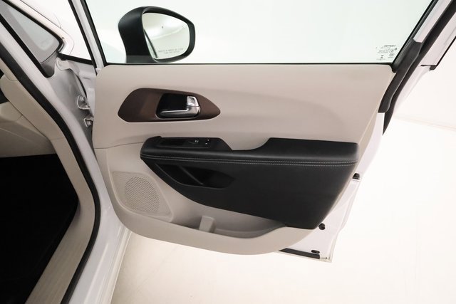 Used 2022 Chrysler Voyager LX image 25