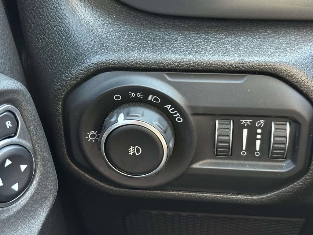 Used 2022 Jeep Wrangler Unlimited Sahara w/ Cold Weather Group AWD/4WD image 28