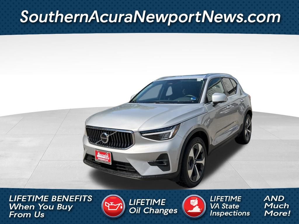 Used 2025 Volvo XC40 B5 Plus image 1