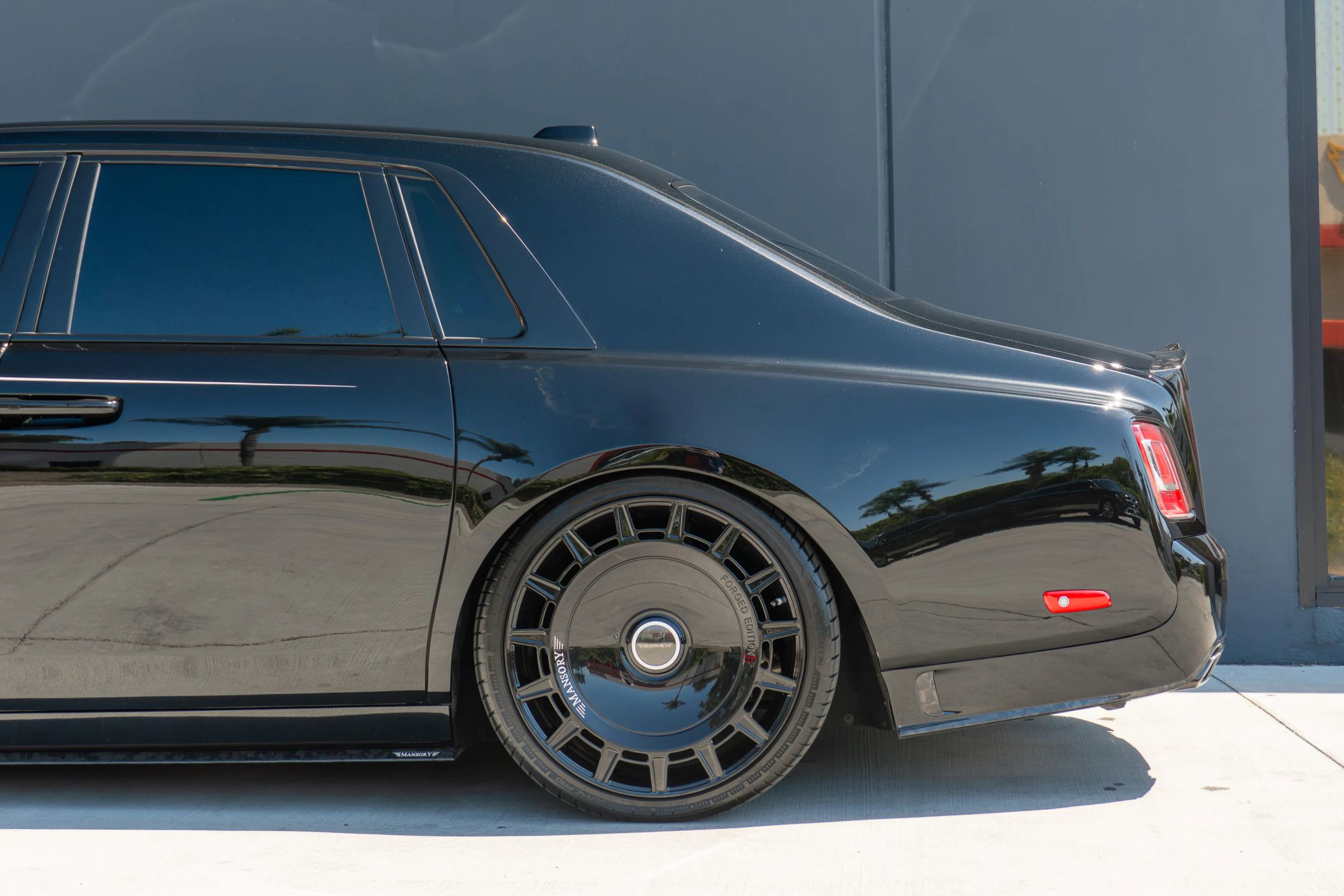 Used 2024 Rolls-Royce Phantom Sedan w/ The Phantom Package RWD image 22