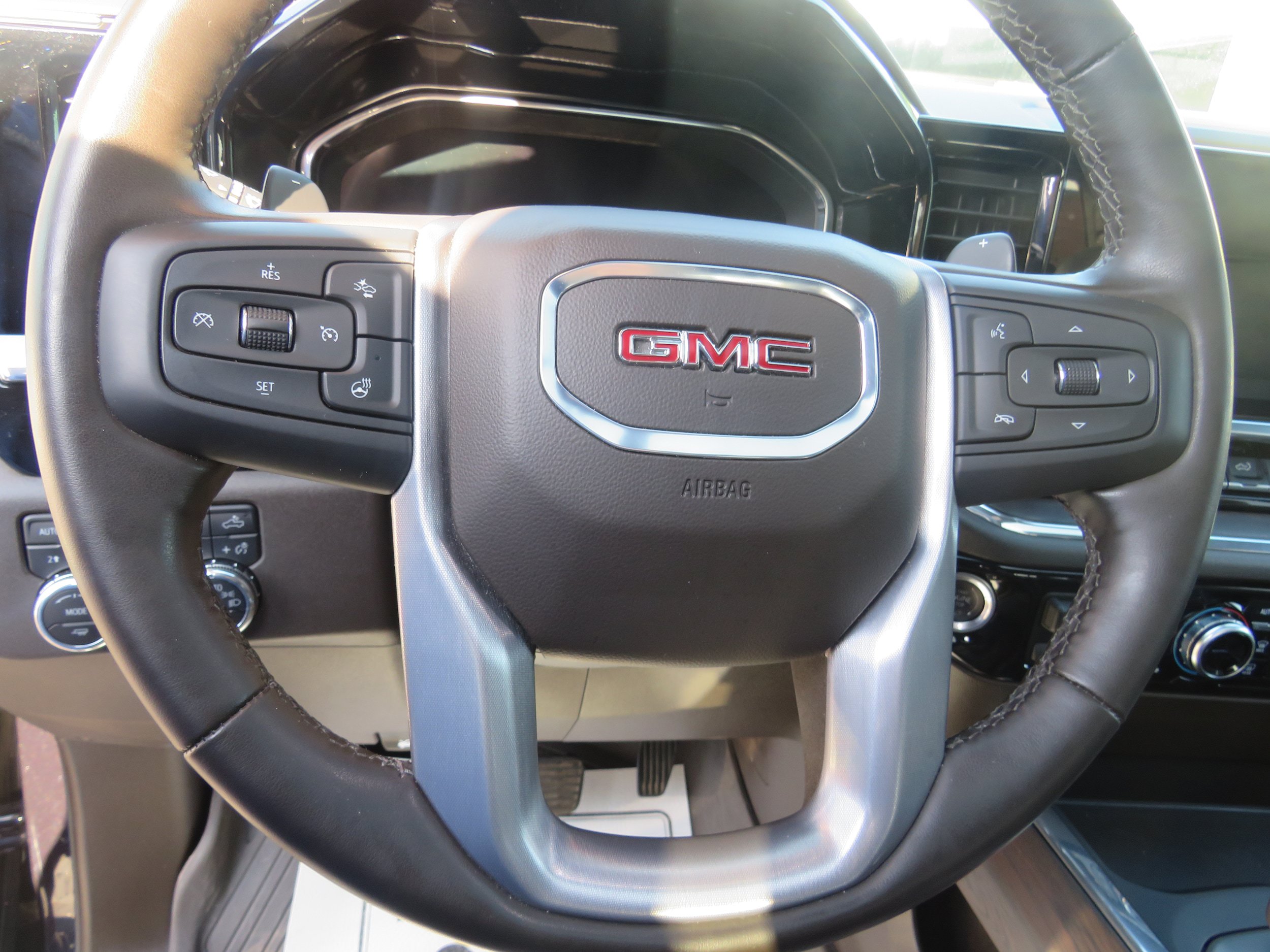 Used 2024 GMC Sierra 1500 SLT w/ SLT Premium Plus Package AWD/4WD image 15