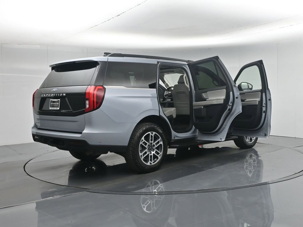 Used 2025 Ford Expedition Active image 35