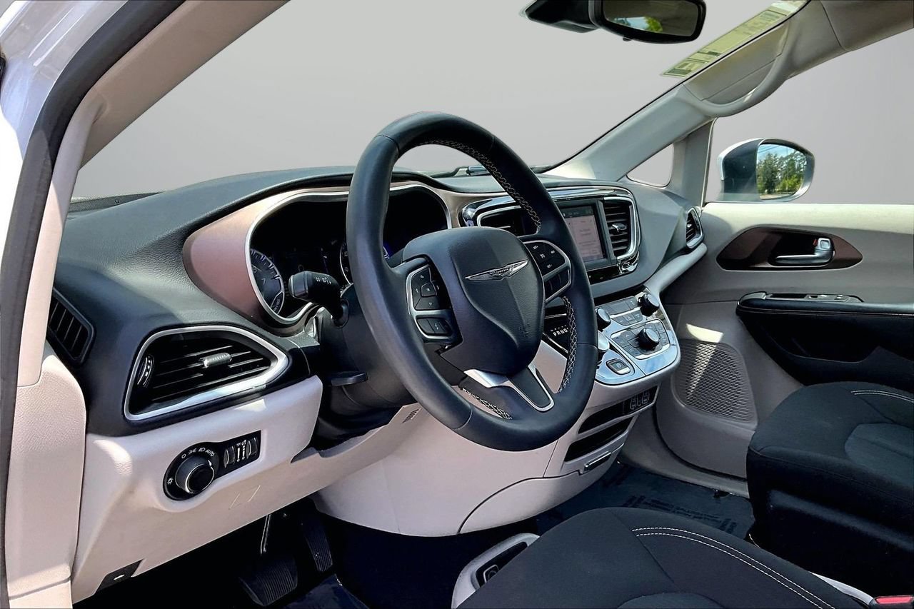 Certified 2023 Chrysler Voyager LX FWD image 17