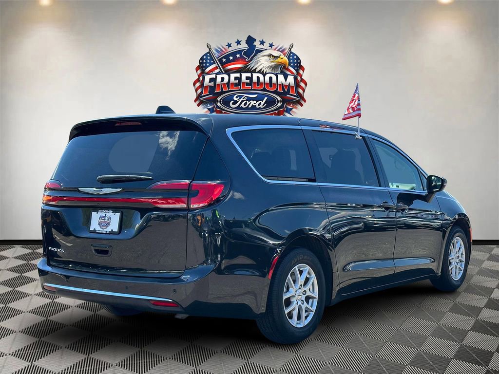 Used 2023 Chrysler Pacifica Touring-L FWD image 4