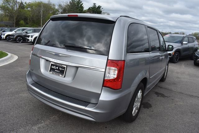 Used 2016 Chrysler Town & Country Touring FWD image 3