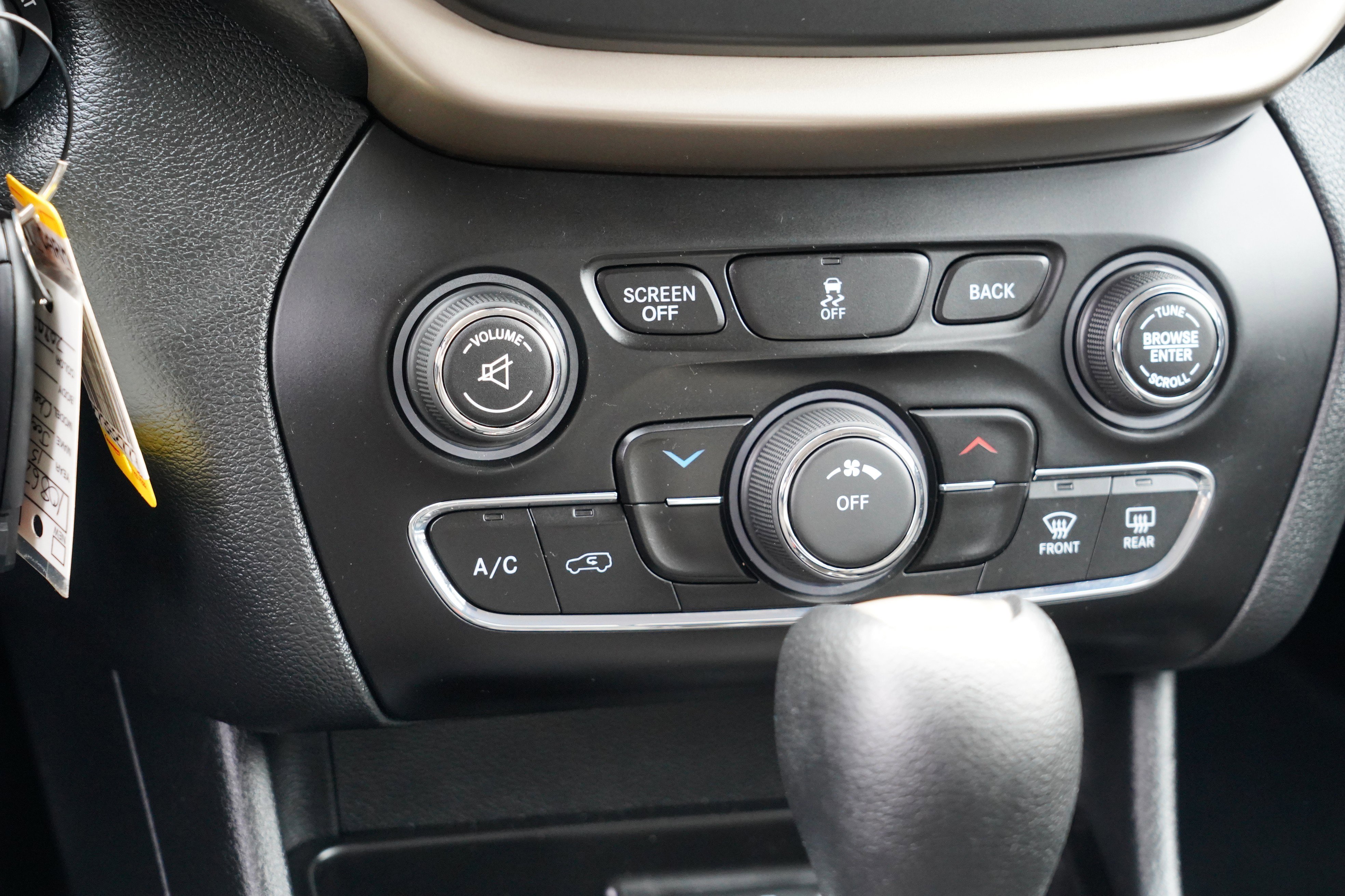 Used 2015 Jeep Cherokee Latitude image 24