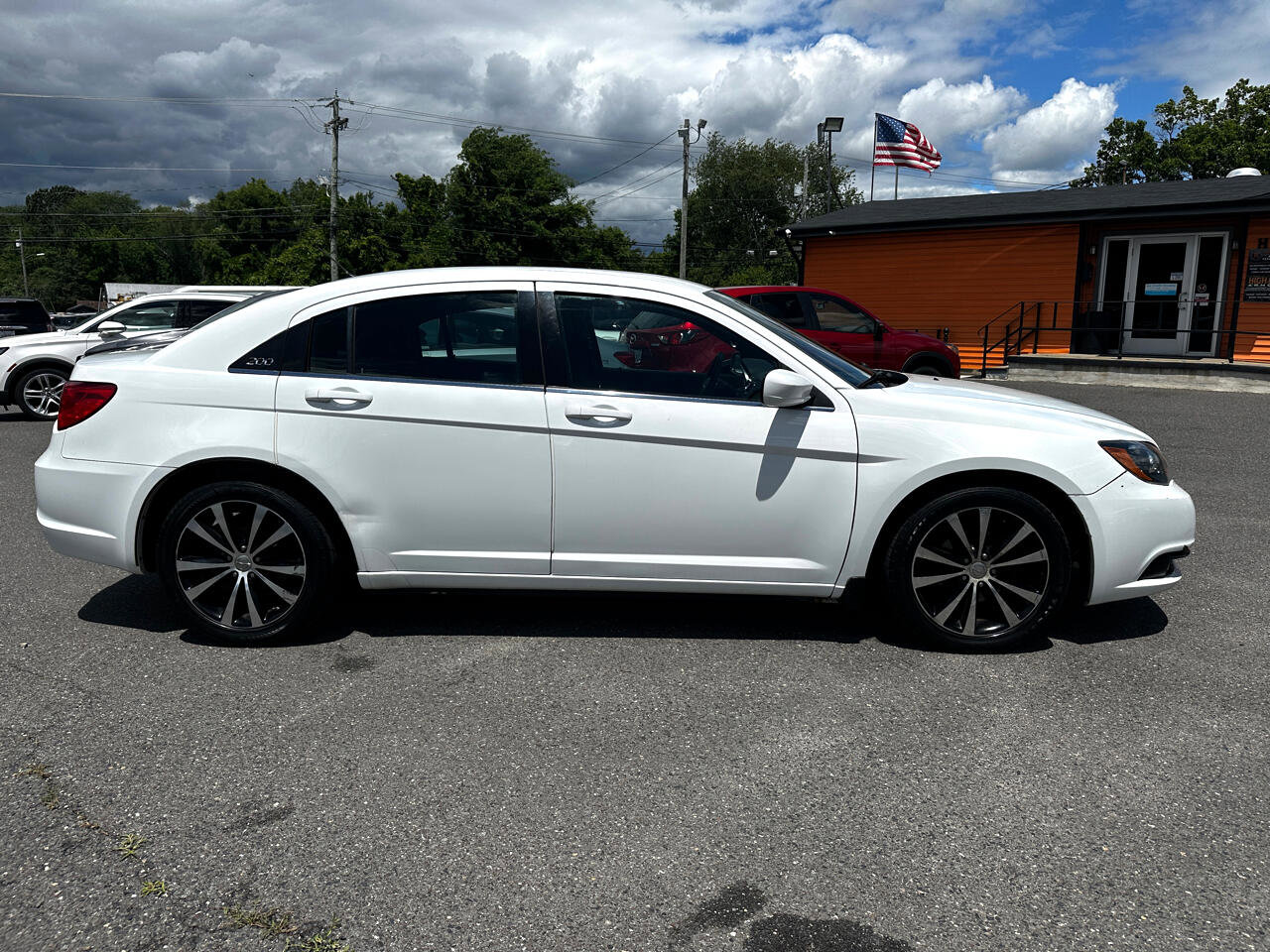 Used 2013 Chrysler 200 Touring w/ S Exterior Appearance Pkg image 4