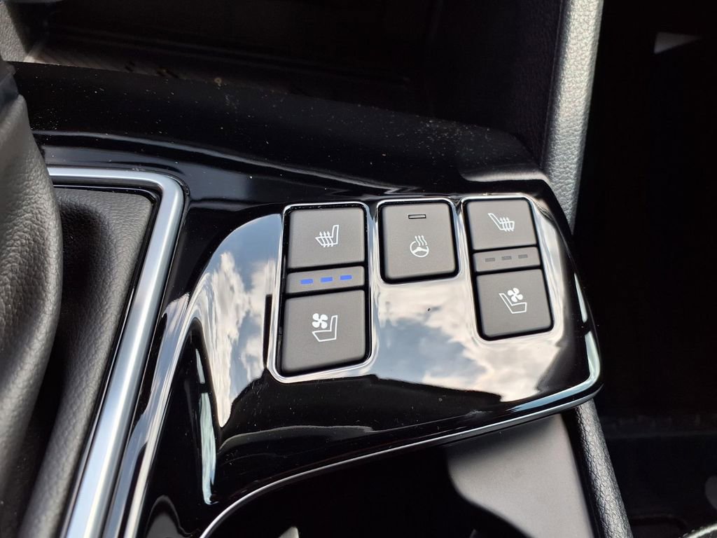 Used 2025 Kia Sportage SX image 12