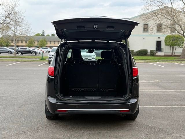 Used 2020 Chrysler Pacifica Limited FWD image 11