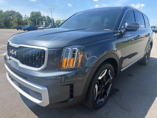 Used 2024 Kia Telluride EX w/ EX Captain's Chair Package AWD/4WD image 2