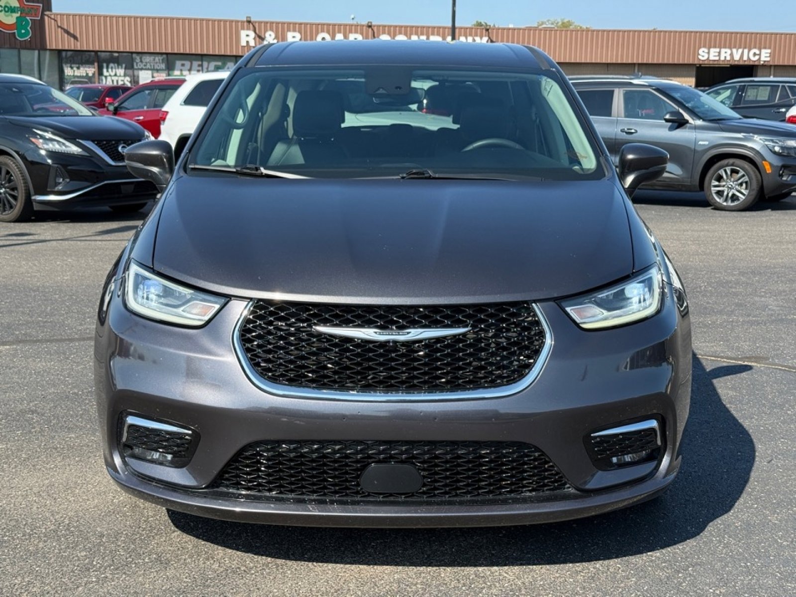 Used 2023 Chrysler Pacifica Touring-L image 3