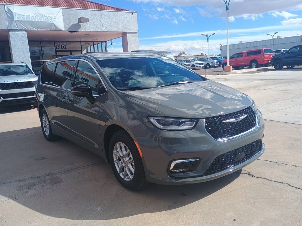 New 2025 Chrysler Pacifica Select image 3