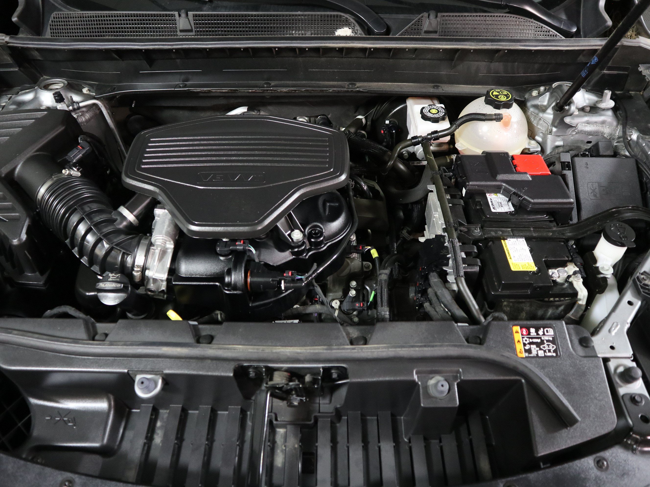 Used 2023 GMC Acadia SLT w/ Technology Package FWD image 14