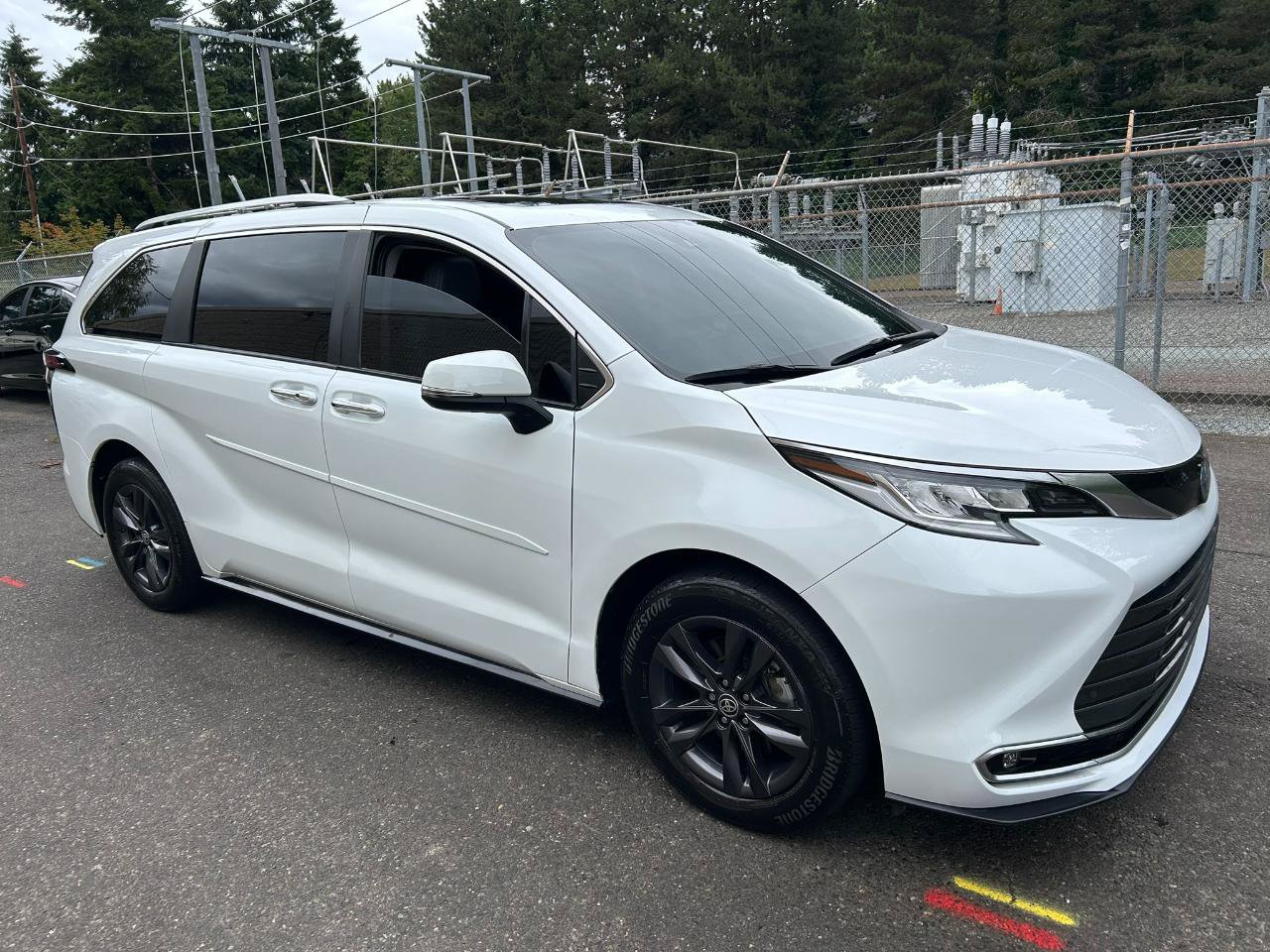 Used 2024 Toyota Sienna Limited AWD/4WD image 3
